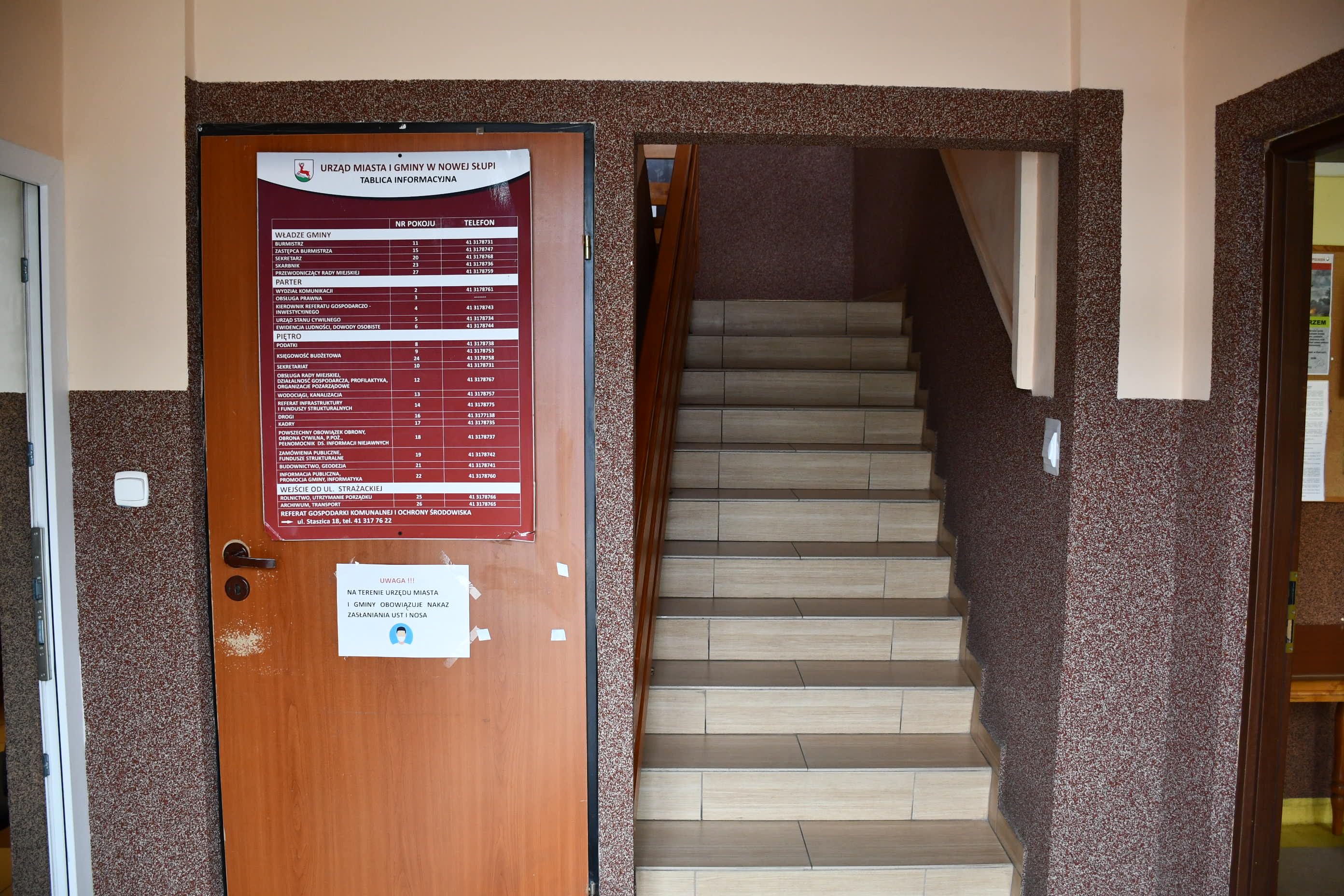 Schody prowadzące od wejscia do góry w stronę sekretariatu